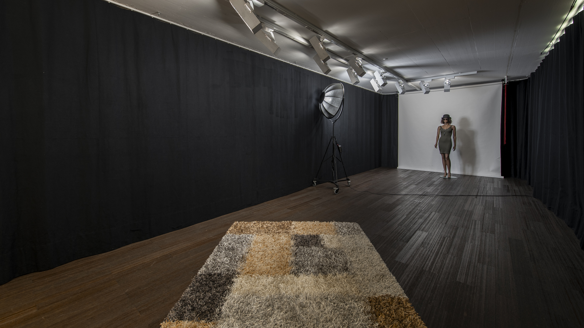 Fotostudio mit schwarzem Hintergrund – Letzistrasse 29